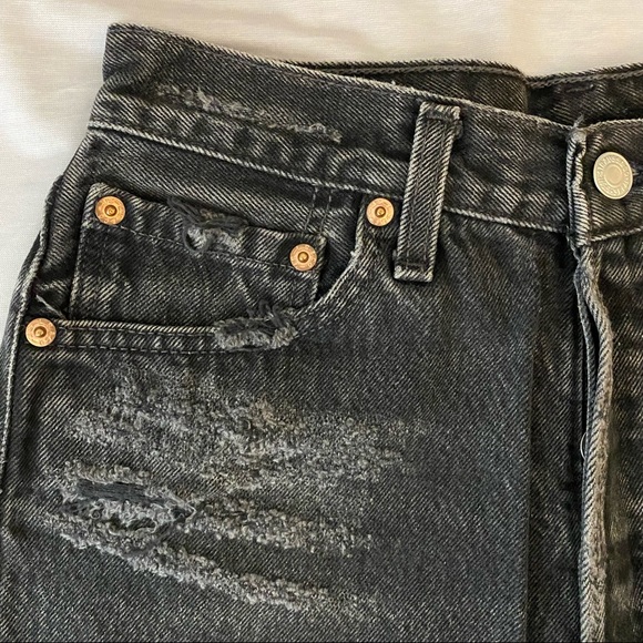 Vintage | Levi’s | Denim Shorts — Size 25/26 - Picture 5 of 12